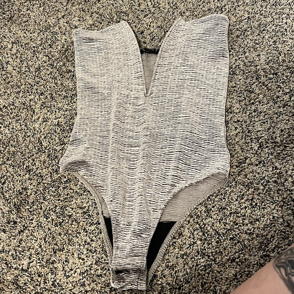 NWOT Strapless Velvet Plunging V-Neckline Metallic Bodysuit